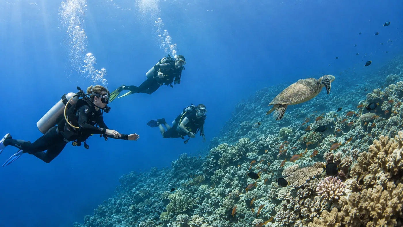 Divemaster-Anwärter führt in Hurghada eine Gruppe von Tauchern vom Boot