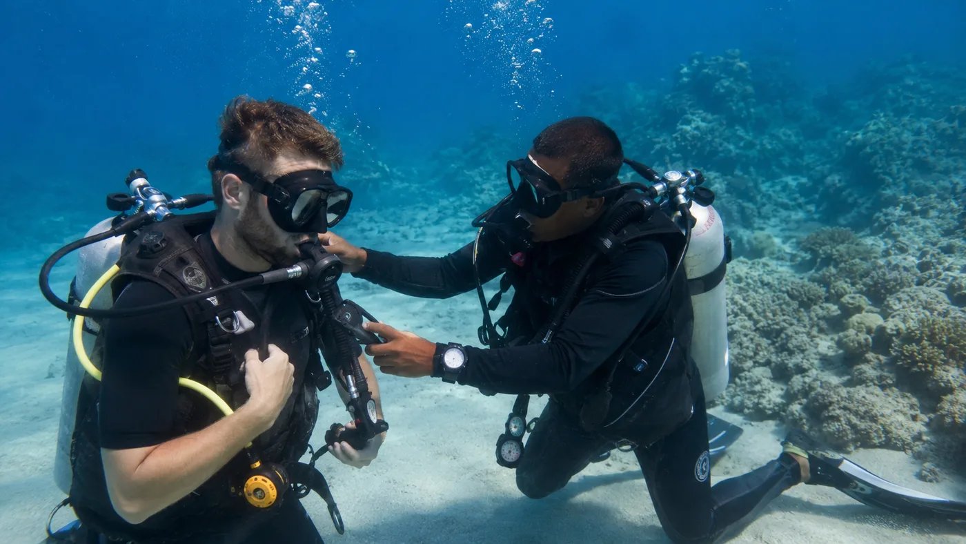 Инструктор PADI обучает ученика Open Water под водой в Hurghada